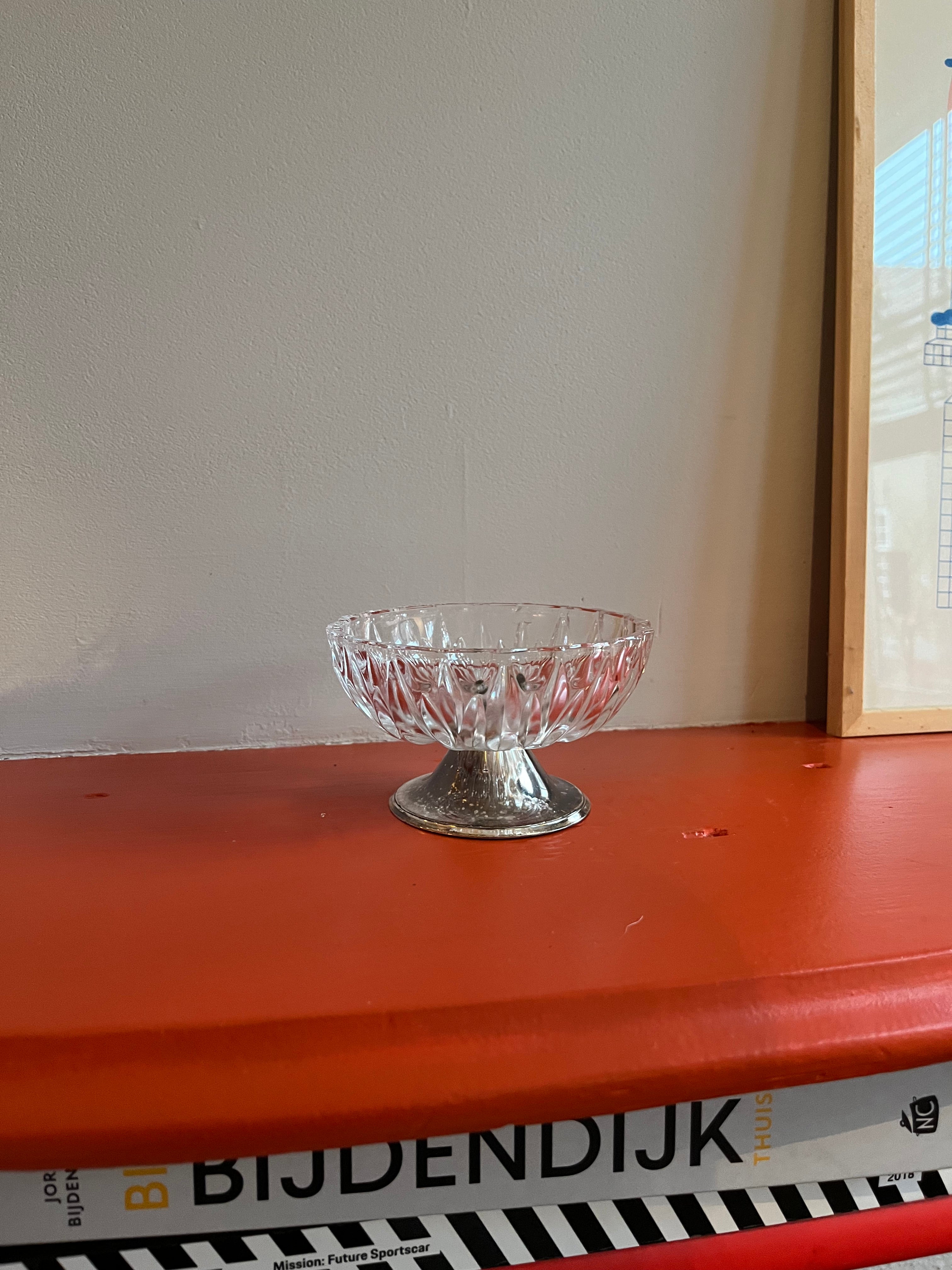 Vintage bonbon schaaltje met geslepen glaswerk & zilverkleurige poot