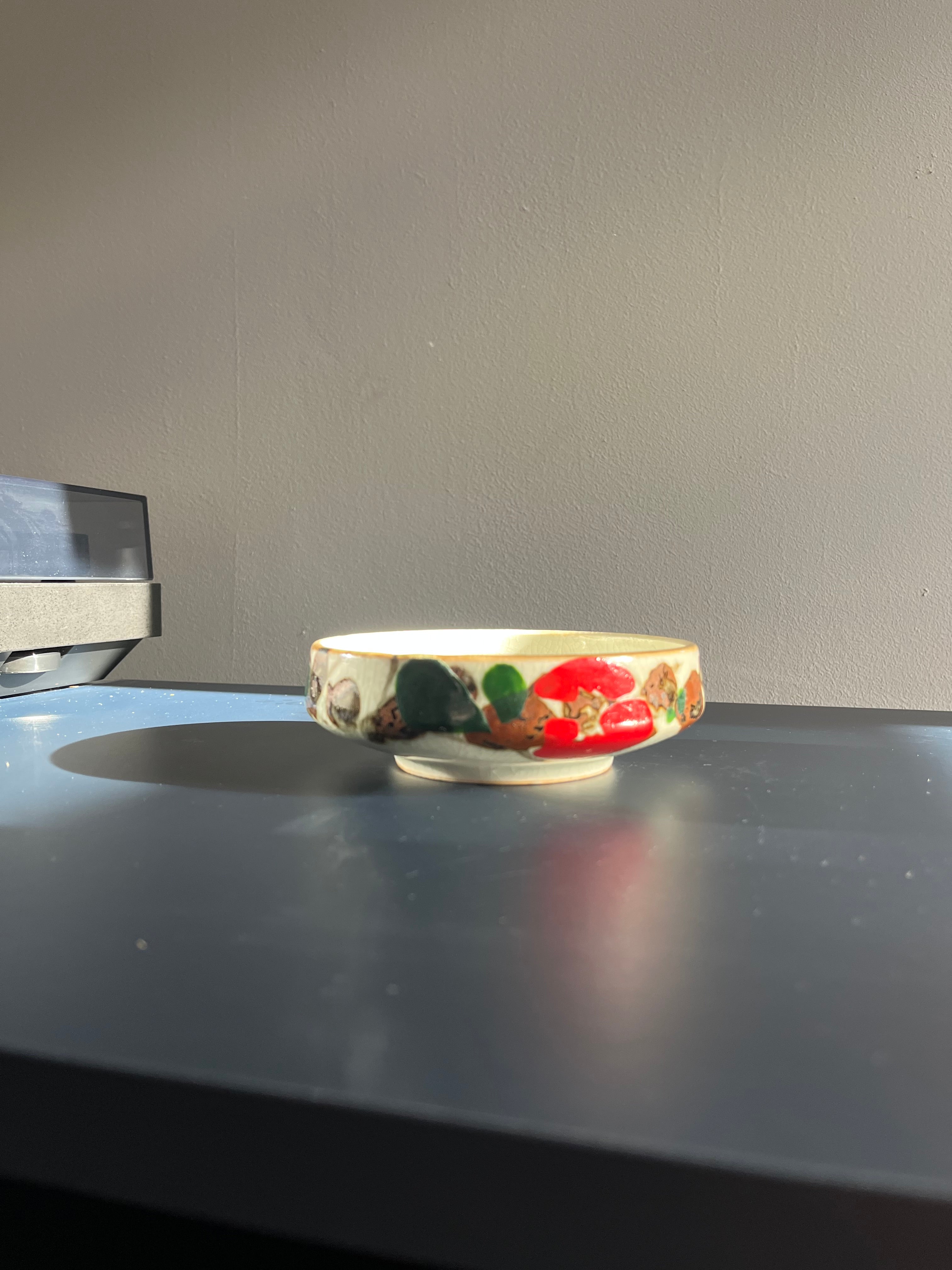 Niko aardewerk schaaltje met handgeschilderde bloemen.