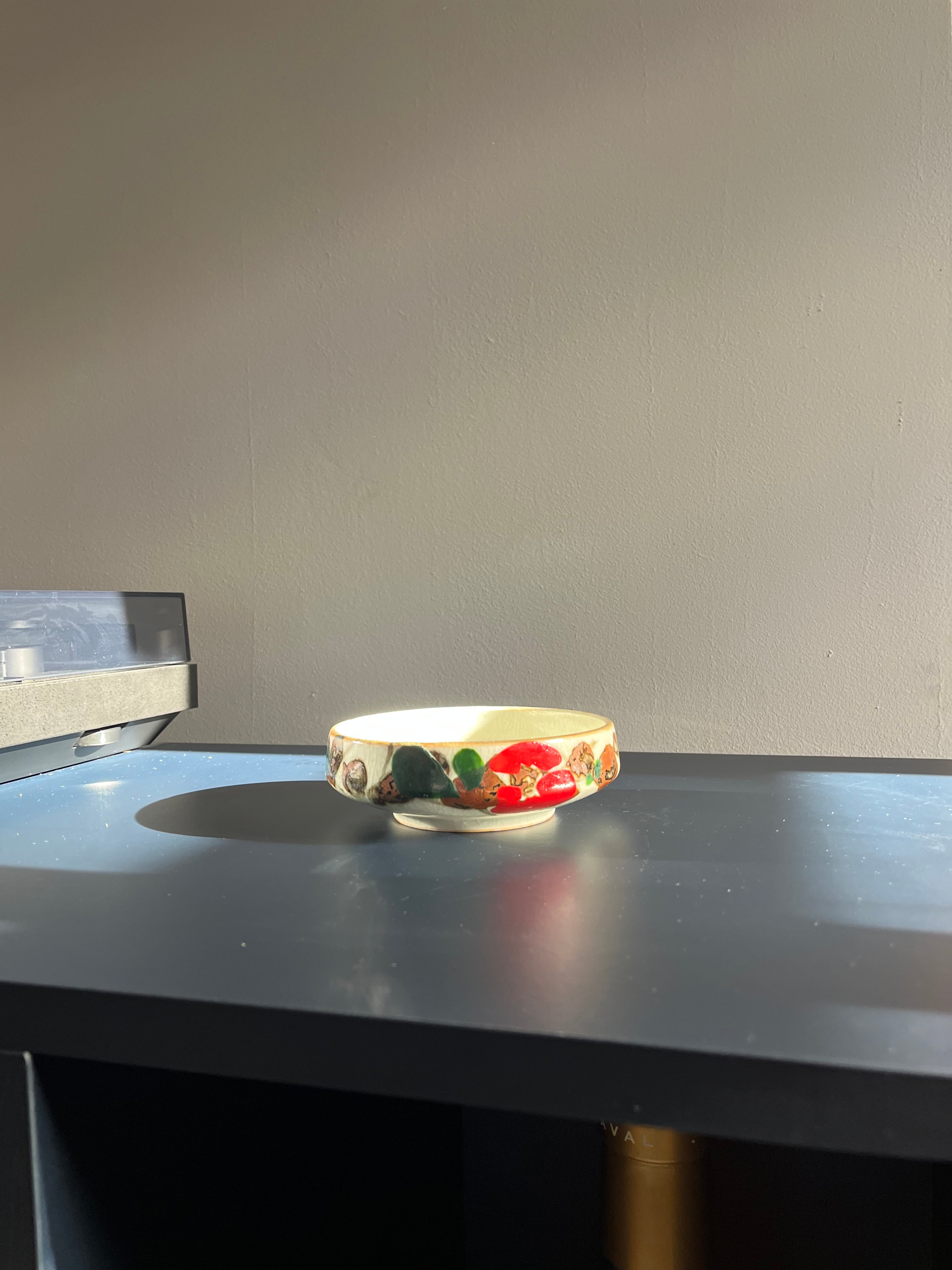 Niko aardewerk schaaltje met handgeschilderde bloemen.