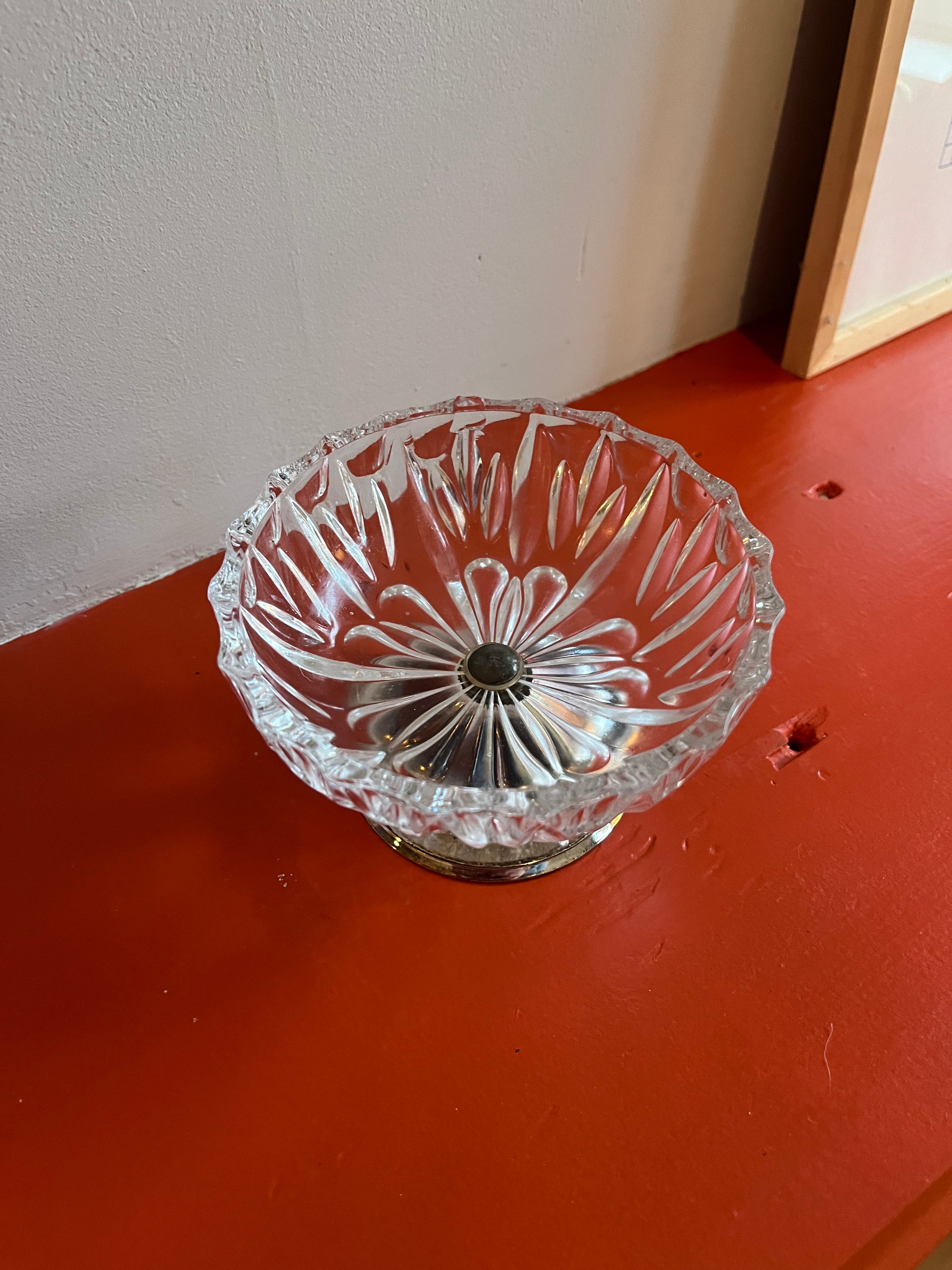 Vintage bonbon schaaltje met geslepen glaswerk & zilverkleurige poot