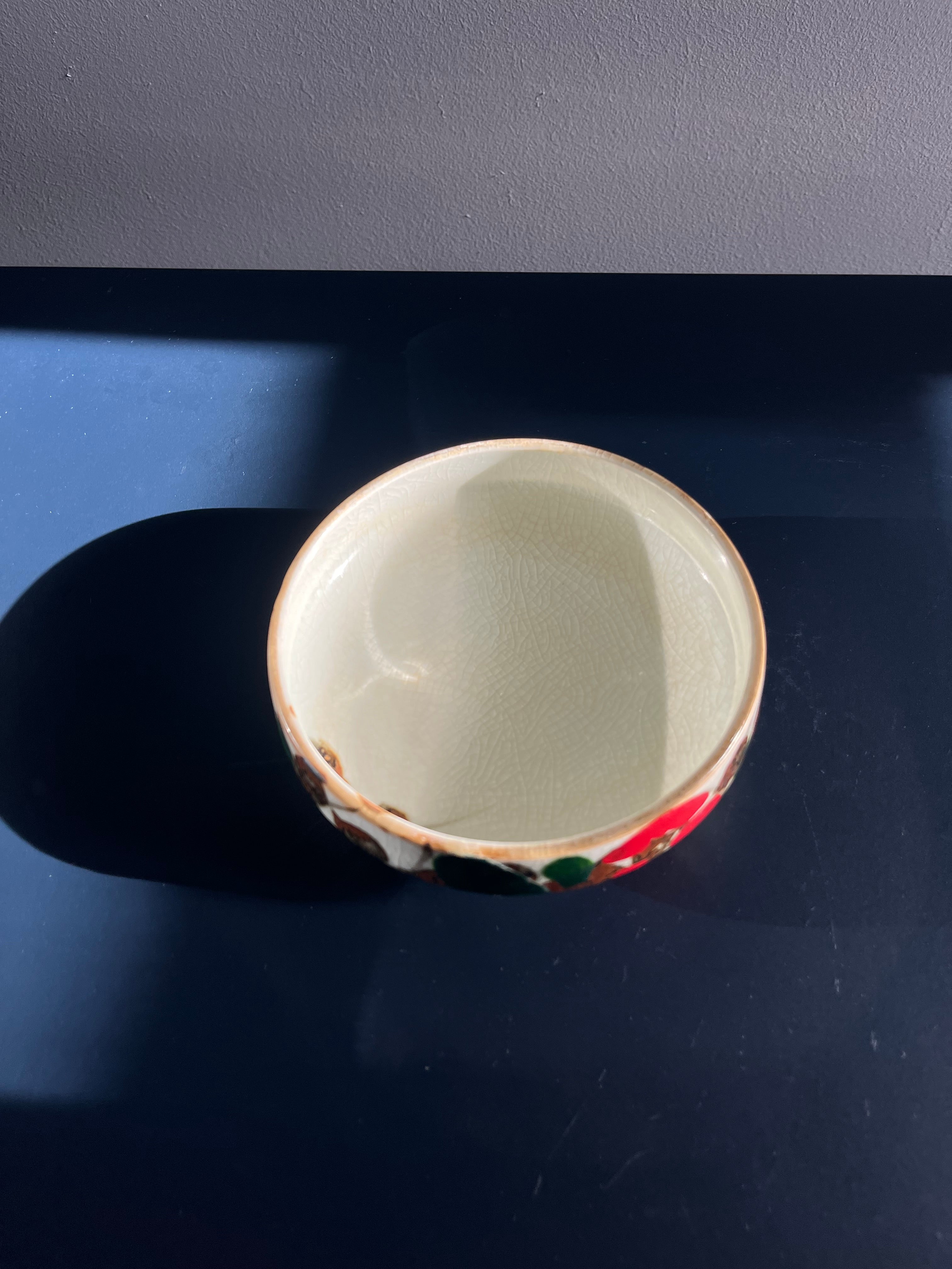 Niko aardewerk schaaltje met handgeschilderde bloemen.