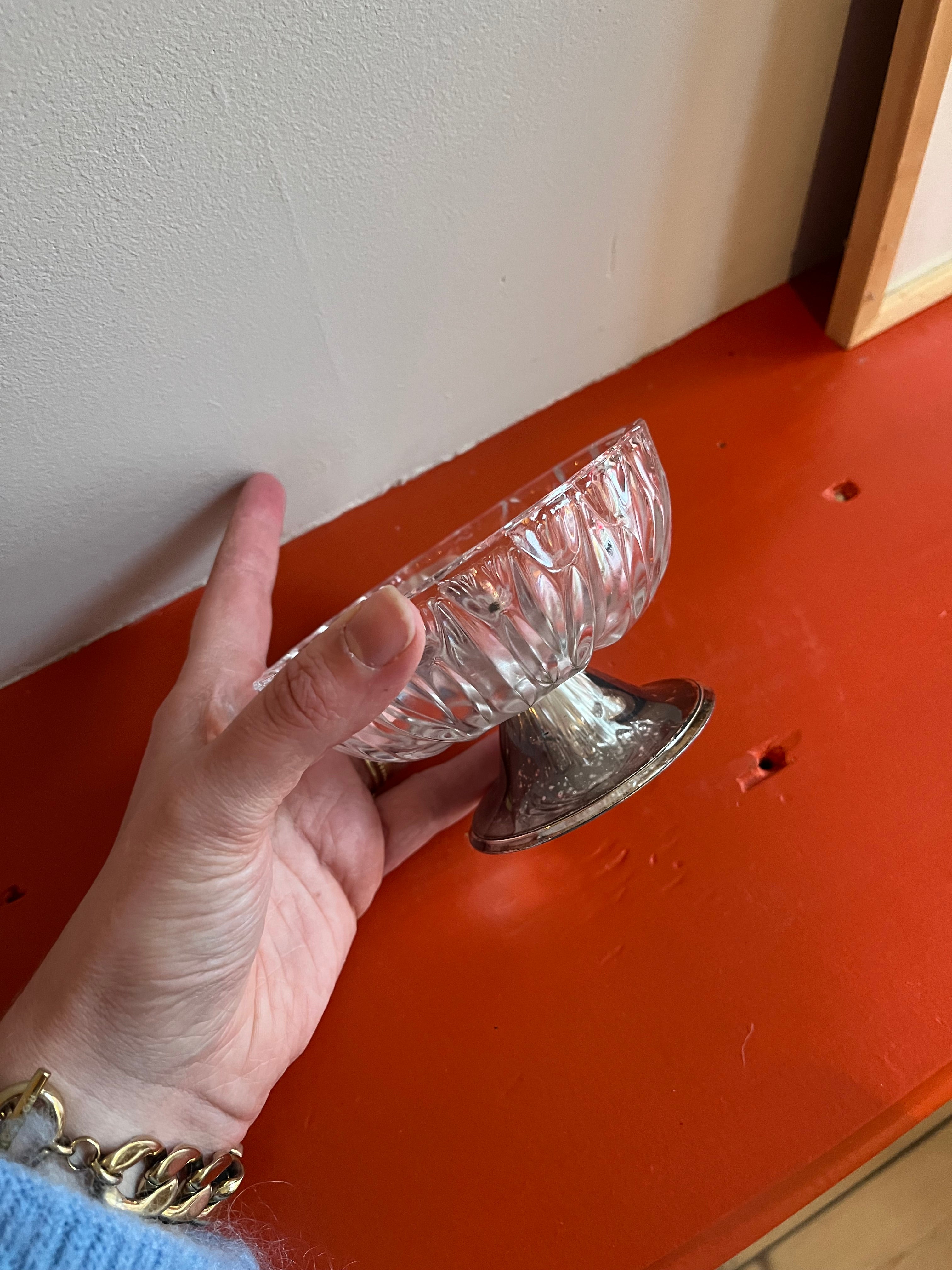 Vintage bonbon schaaltje met geslepen glaswerk & zilverkleurige poot