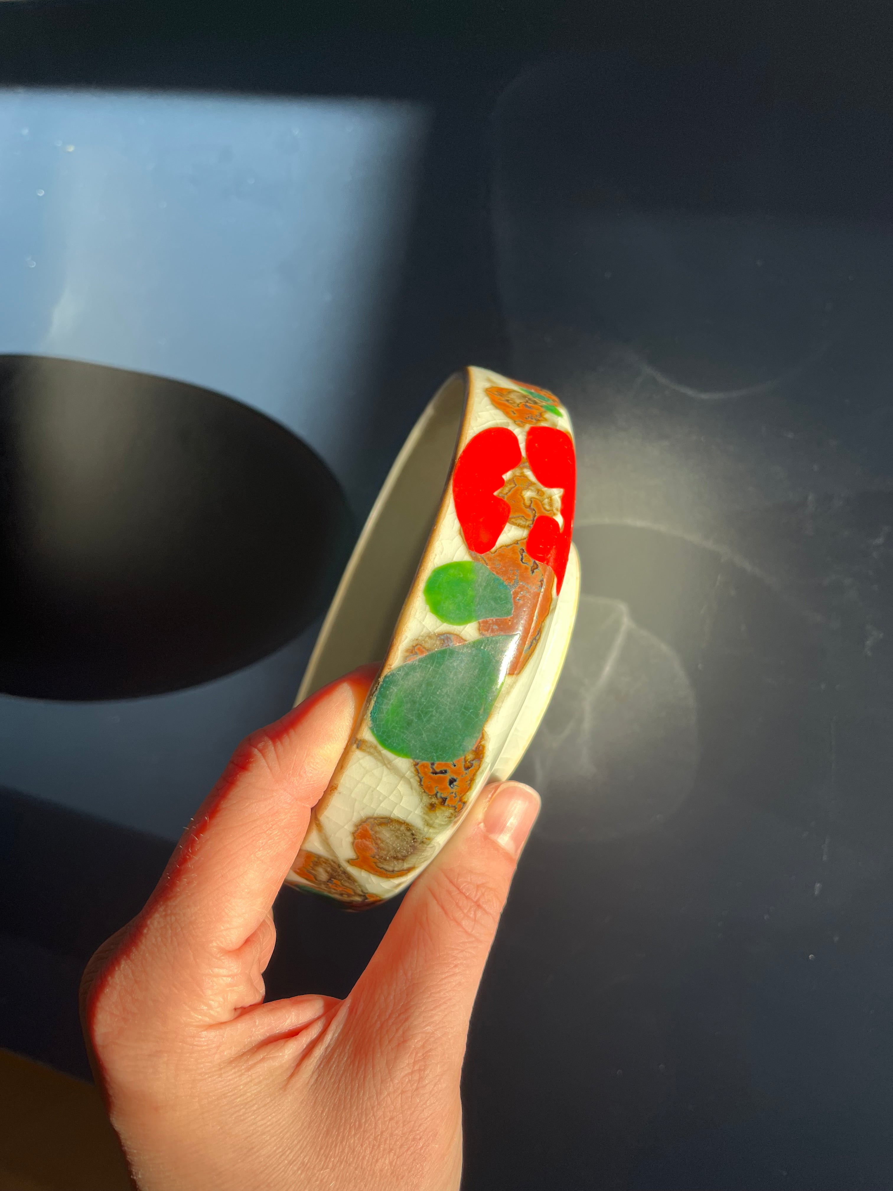 Niko aardewerk schaaltje met handgeschilderde bloemen.