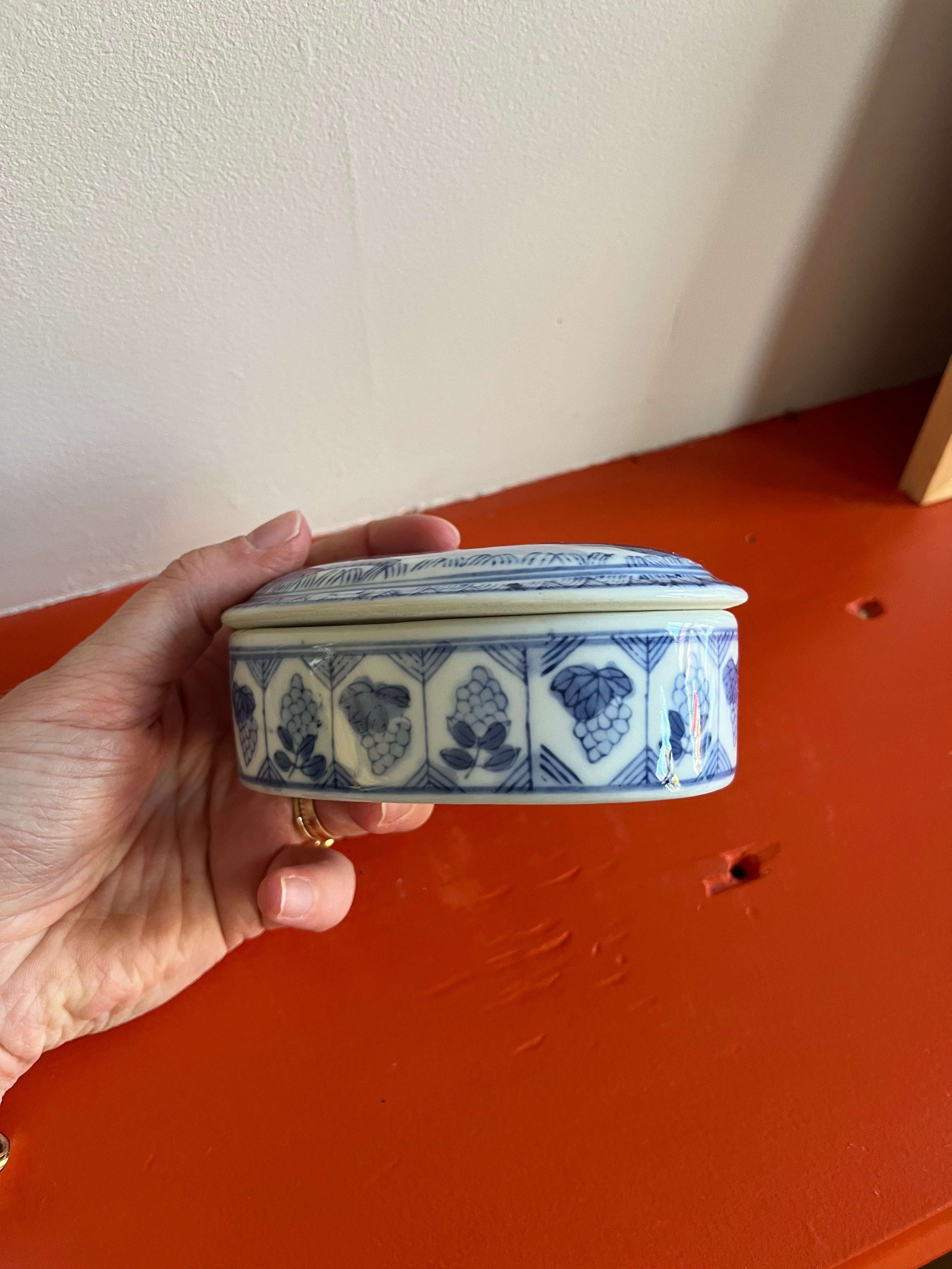 Vintage porseleinen doosje met blauw en wit decor.
