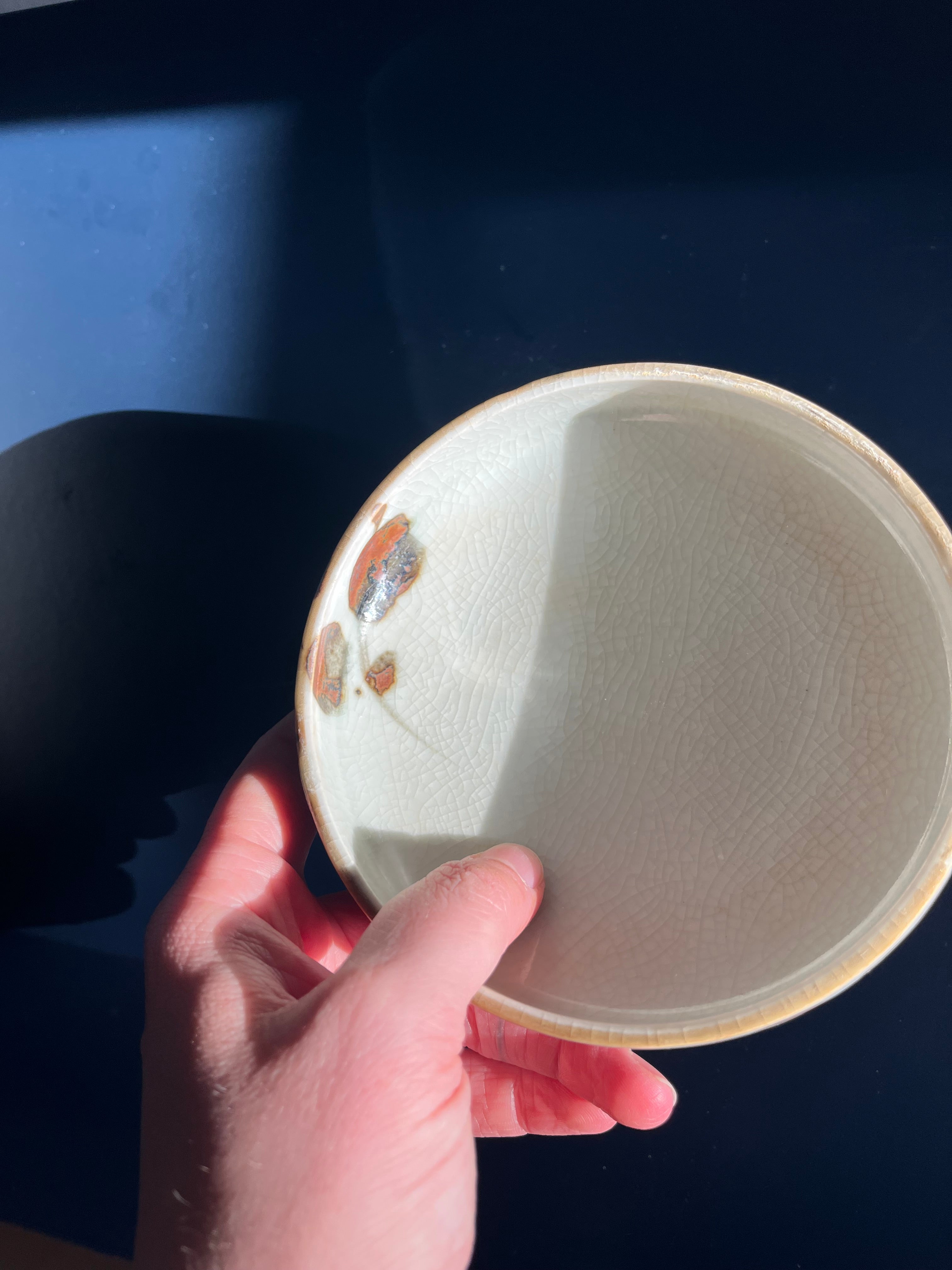 Niko aardewerk schaaltje met handgeschilderde bloemen.