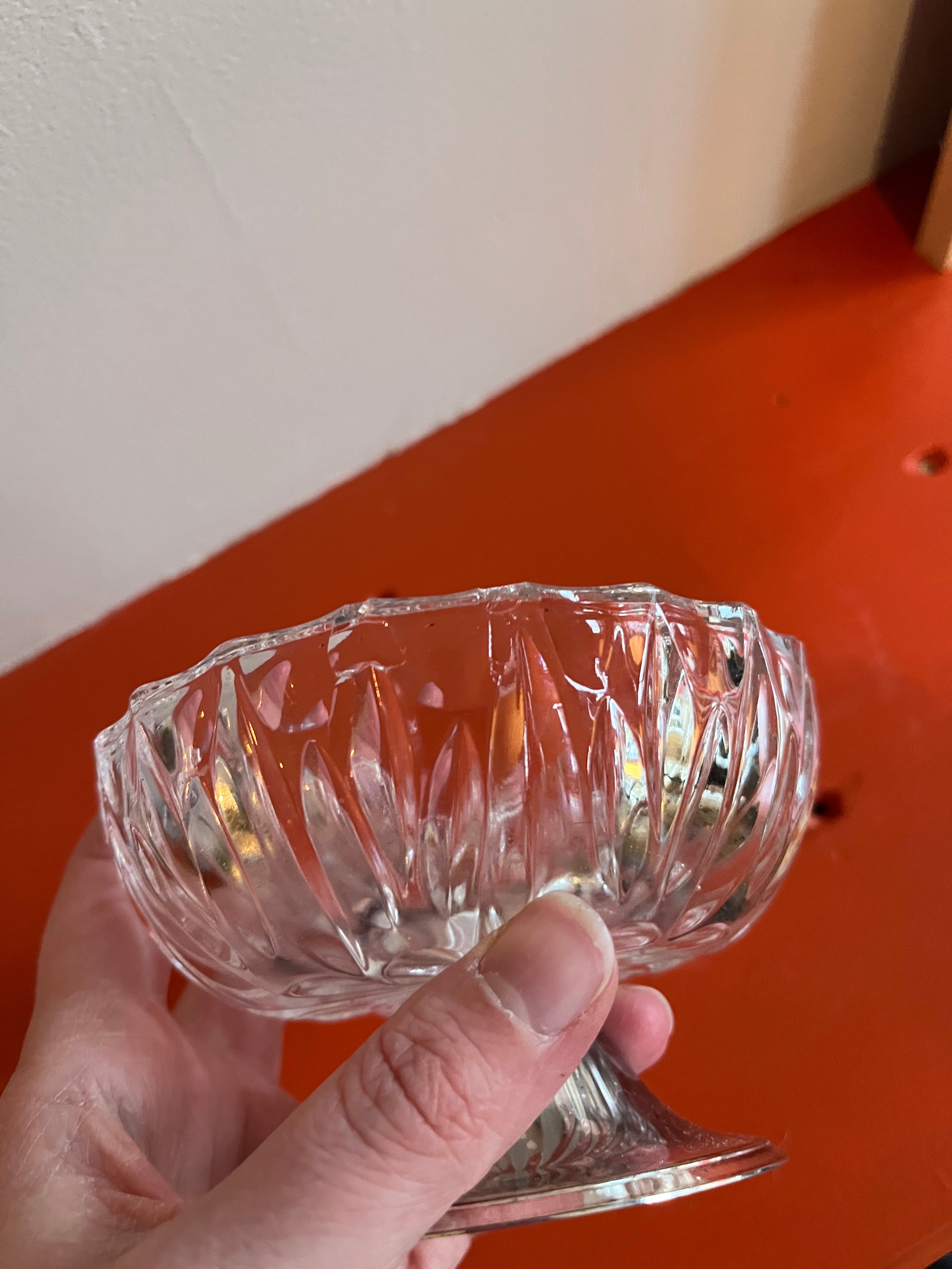 Vintage bonbon schaaltje met geslepen glaswerk & zilverkleurige poot